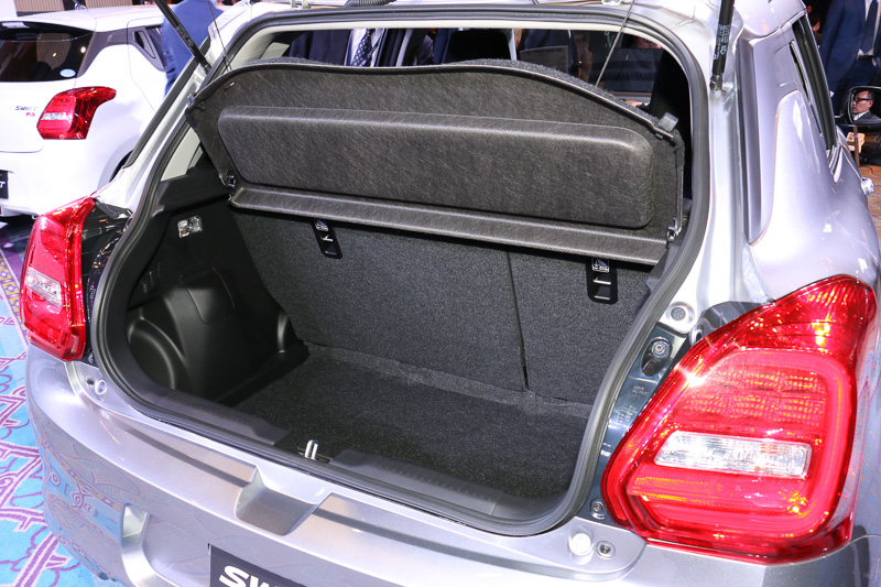 ラゲッジスペース容量は265L