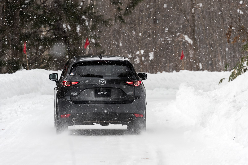 新型CX-5のボディサイズは4545×1840×1690mm（全長×全幅×全高）、ホイールベース2700mm。「SKYACTIV-D 2.2」エンジンは最高出力129kW（175PS）/4500rpm、最大トルク420Nm（42.8kgm）/2000rpmを発生。撮影車のボディカラーはマシーングレープレミアムメタリック