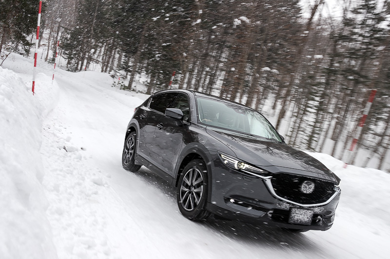 新型CX-5のボディサイズは4545×1840×1690mm（全長×全幅×全高）、ホイールベース2700mm。「SKYACTIV-D 2.2」エンジンは最高出力129kW（175PS）/4500rpm、最大トルク420Nm（42.8kgm）/2000rpmを発生。撮影車のボディカラーはマシーングレープレミアムメタリック