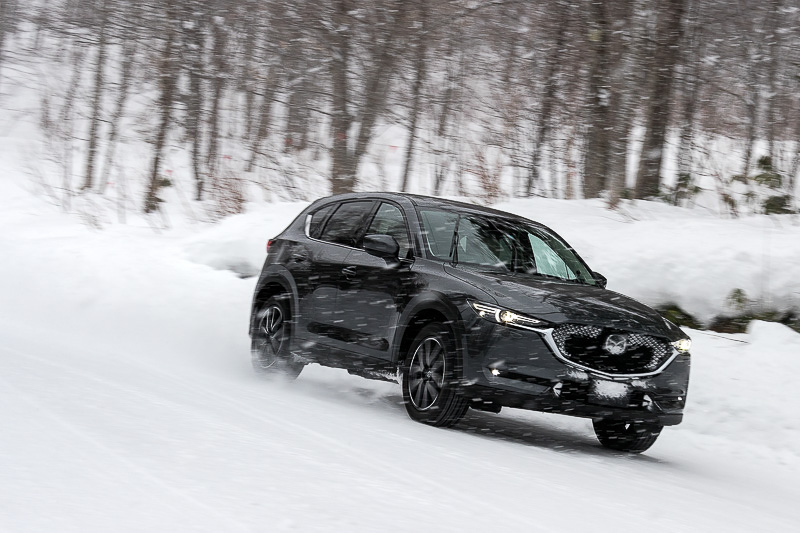 新型CX-5のボディサイズは4545×1840×1690mm（全長×全幅×全高）、ホイールベース2700mm。「SKYACTIV-D 2.2」エンジンは最高出力129kW（175PS）/4500rpm、最大トルク420Nm（42.8kgm）/2000rpmを発生。撮影車のボディカラーはマシーングレープレミアムメタリック