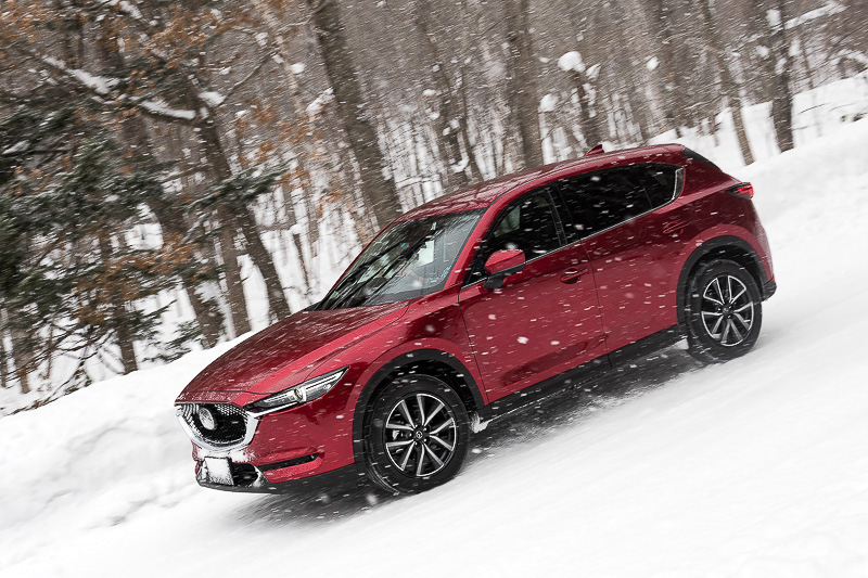 新型CX-5の2WDモデル（XD L Package）にも試乗。ボディカラーは従来の「ソウルレッドプレミアムメタリック」と比べて彩度を約2割、深みを約5割増しとした「ソウルレッドクリスタルメタリック」