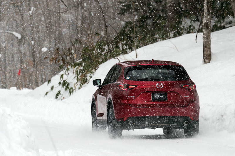 新型CX-5の2WDモデル（XD L Package）にも試乗。ボディカラーは従来の「ソウルレッドプレミアムメタリック」と比べて彩度を約2割、深みを約5割増しとした「ソウルレッドクリスタルメタリック」