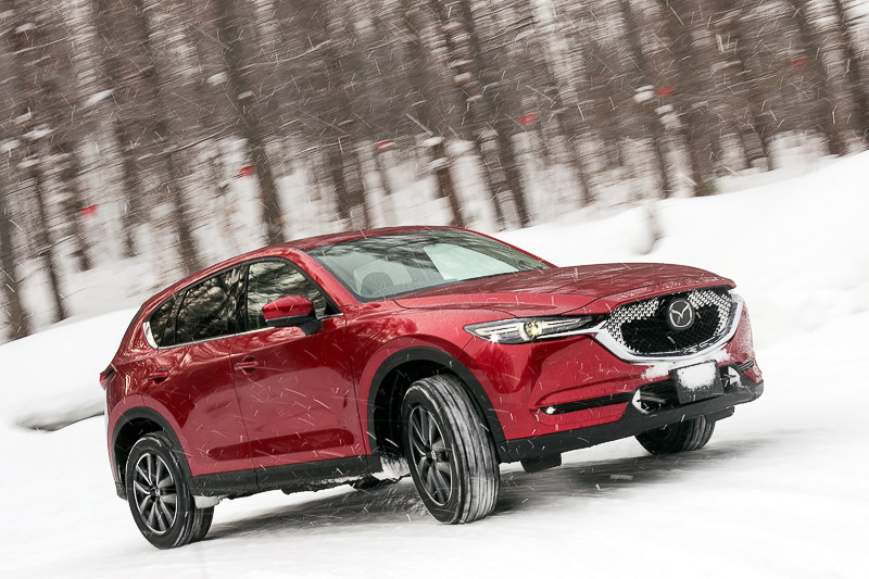 新型CX-5の2WDモデル（XD L Package）にも試乗。ボディカラーは従来の「ソウルレッドプレミアムメタリック」と比べて彩度を約2割、深みを約5割増しとした「ソウルレッドクリスタルメタリック」