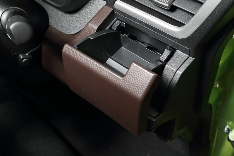 回転式カップホルダーは、手前に引いて円筒形の容器に対応。上にあるスペーサーを押し込むと紙パックが置けるようになる