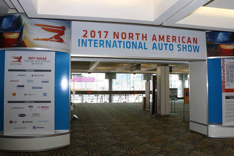 開幕を待つデトロイトショーのゲート