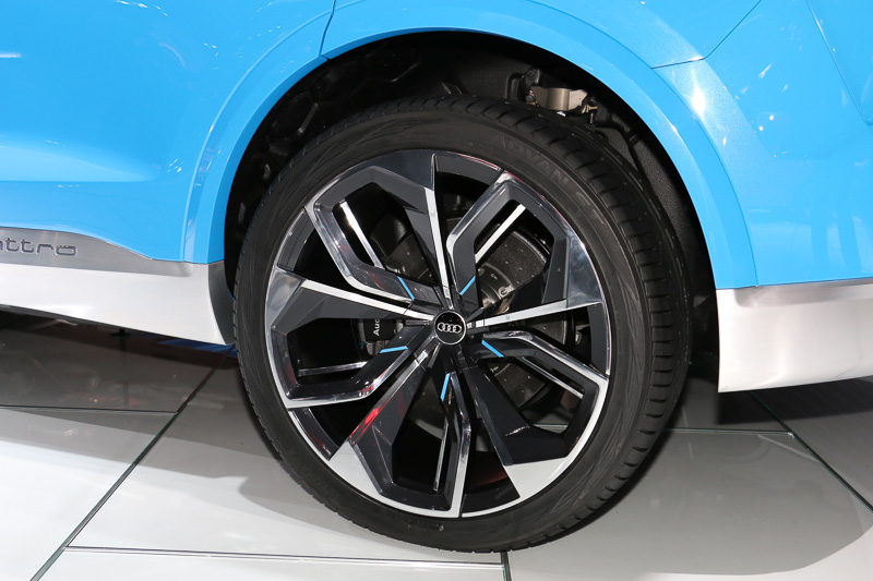 タイヤサイズは305/35 R23。横浜ゴムのADVAN STを装着している