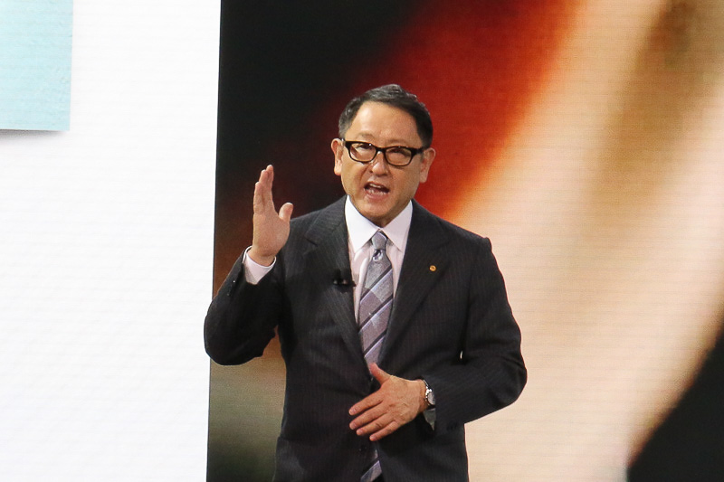 デトロイトモーターショーで新型「カムリ」を披露した、トヨタ自動車株式会社 豊田章男社長