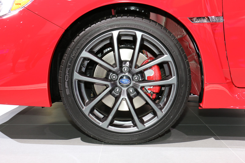 WRXには17インチと18インチの2種類のタイヤが設定されており、展示車は245/40 R18サイズのタイヤを装着していた