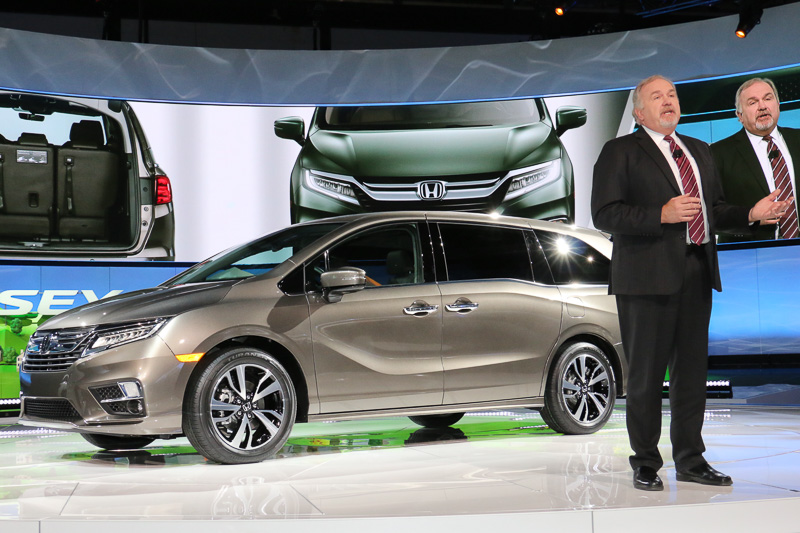 世界初公開した新しいオデッセイについて解説を行なうアメリカン・ホンダモーター・カンパニー エグゼクティブバイスプレジデントのJohn Mendel氏