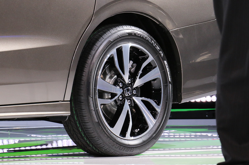 タイヤはブリヂストンのトランザを採用