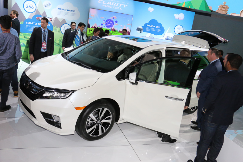 3列目シートは6：4分割タイプ。ラゲッジスペースはフロアから低く掘り下げられ、クラス最大という荷室容量を確保