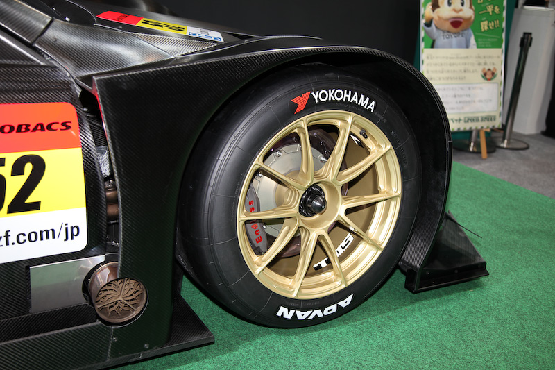 オーバーフェンダーを製作し、SUPER GT用のタイヤを収めている。タイヤは横浜ゴムを使用。エキゾーストはフロントフェンダーの後端にある