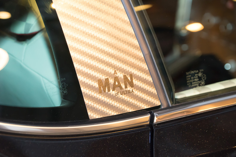 ピラーパネルにはA MAN of ULTRAのロゴ