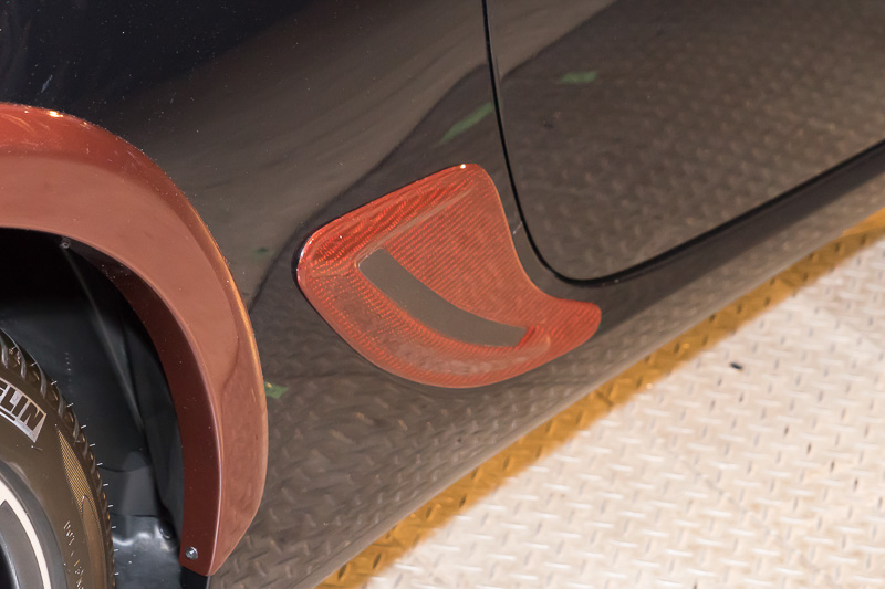 リアフェンダーガーニッシュは綾織りウェットカーボン樹脂製