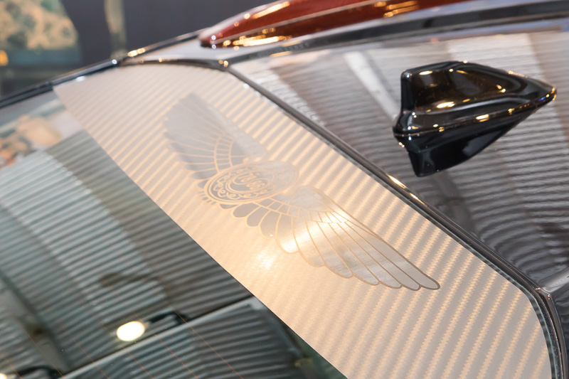 クロムメッキフィルムのリアウィンドウシェードには、ウイングマークのロゴ