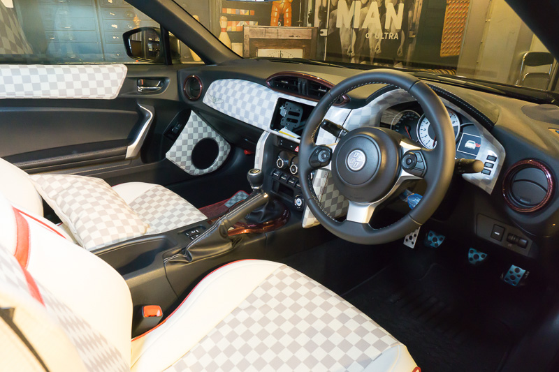 インテリアは白を基調にチェッカーパターンとレッドの挿し色