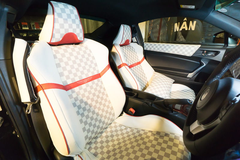 PVCレザーには、よく見ると細かく「M78X86」と連続してプリントされている