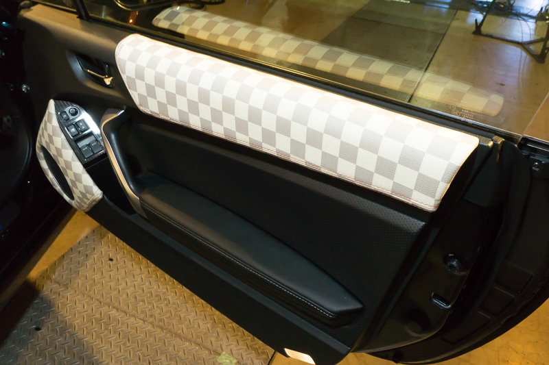 ドアの内側も装飾される