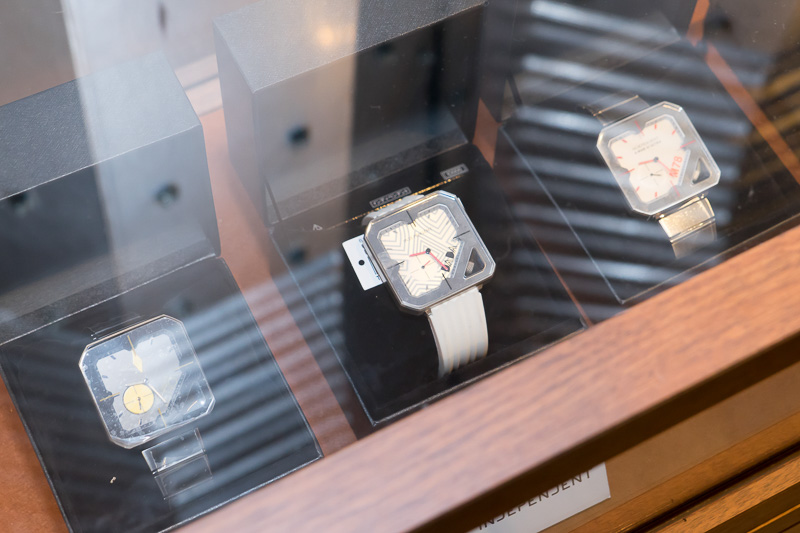 時計や眼鏡、アクセサリー、カーフレグランス、ボトルなどさまざまな限定コラボグッズが販売されている