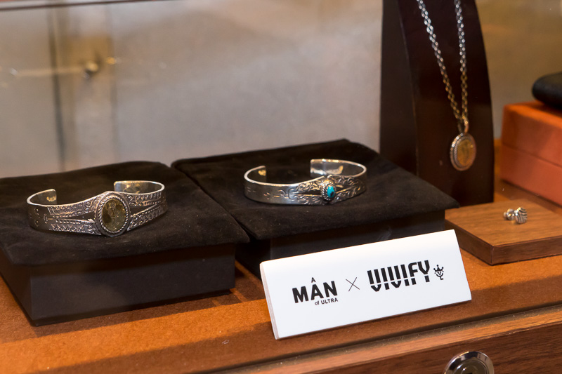 時計や眼鏡、アクセサリー、カーフレグランス、ボトルなどさまざまな限定コラボグッズが販売されている