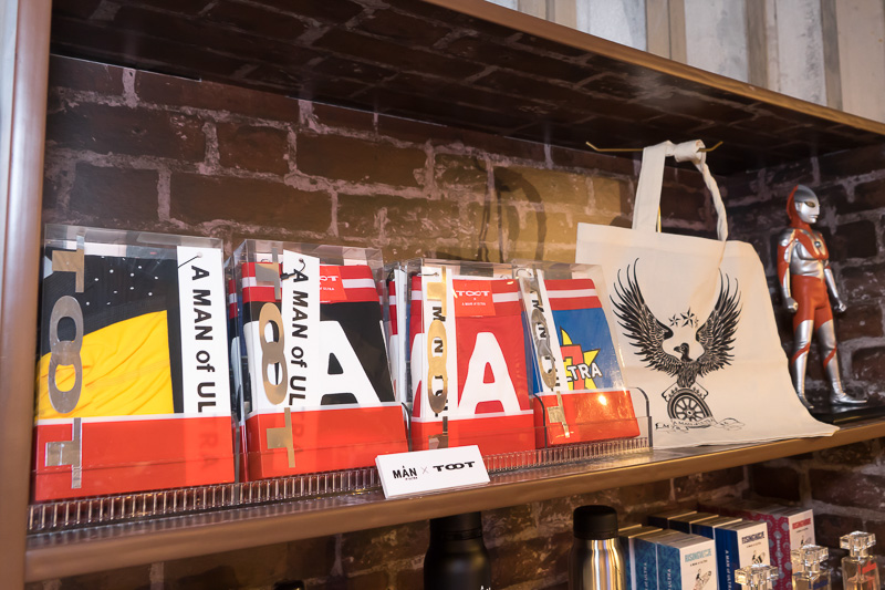 時計や眼鏡、アクセサリー、カーフレグランス、ボトルなどさまざまな限定コラボグッズが販売されている