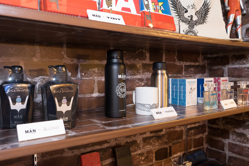 時計や眼鏡、アクセサリー、カーフレグランス、ボトルなどさまざまな限定コラボグッズが販売されている