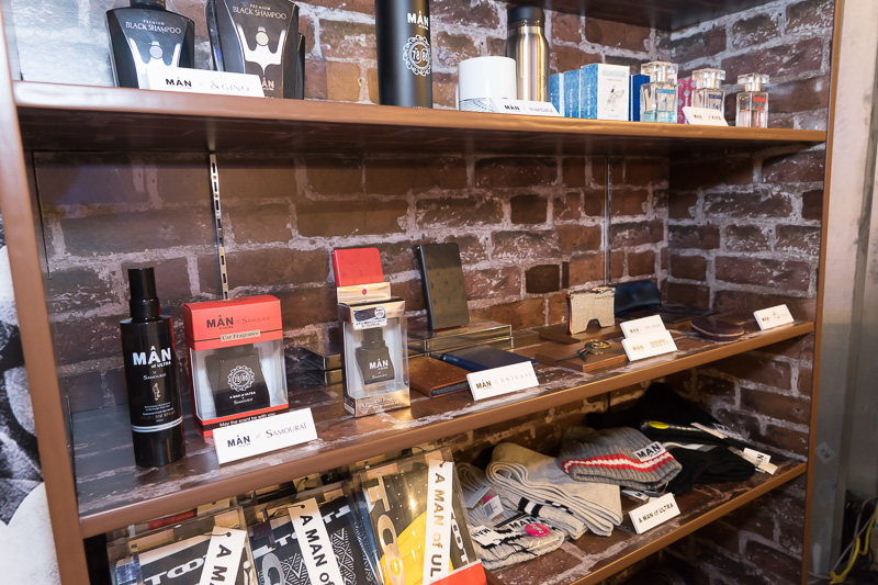 時計や眼鏡、アクセサリー、カーフレグランス、ボトルなどさまざまな限定コラボグッズが販売されている