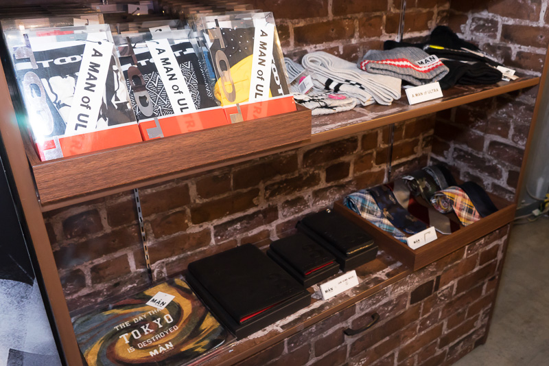 時計や眼鏡、アクセサリー、カーフレグランス、ボトルなどさまざまな限定コラボグッズが販売されている