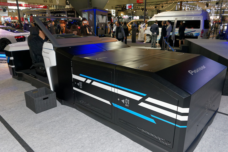 前方のスペースには、各画面を制御するPCと電源ユニット類が収まっているという