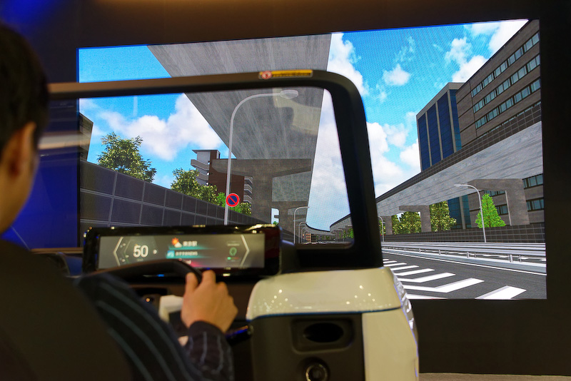 ステアリングを操作して手動運転も可能