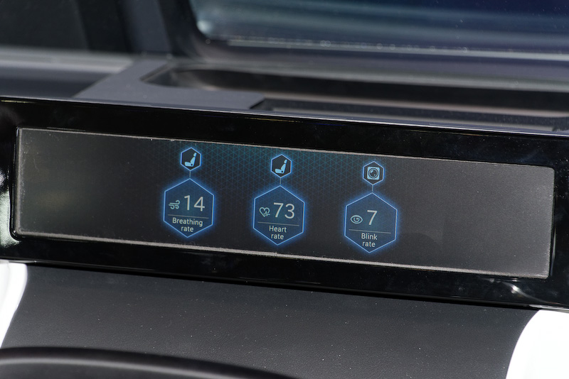 最初に呼吸や心拍、まばたきのペースを表示するヘルスチェックが行なわれる