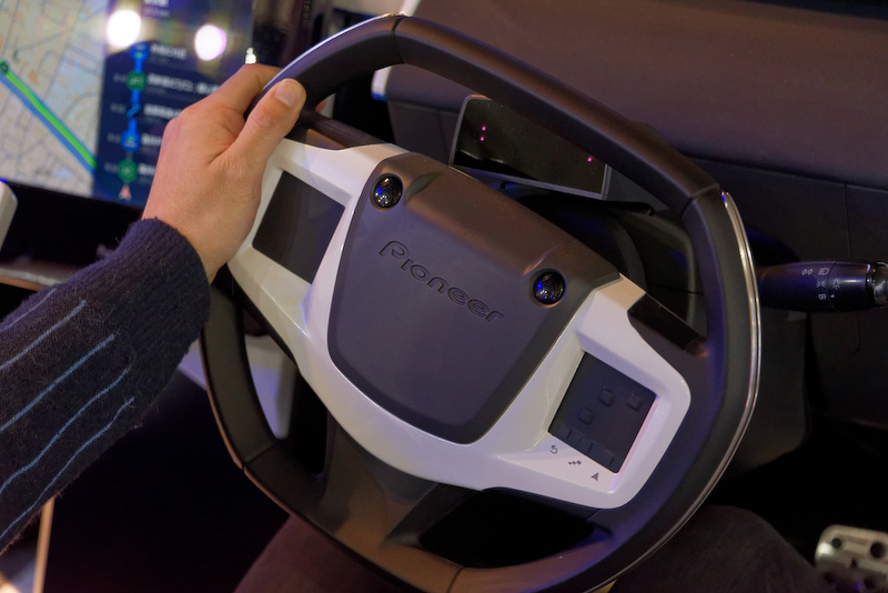 ステアリング右側の黒いタッチパッドのような部分は通常はフラットだが、下にあるボタンを押すことで盛り上がって新たなボタンが出現し、メーターパネル内の行き先指定などの操作を行なえる