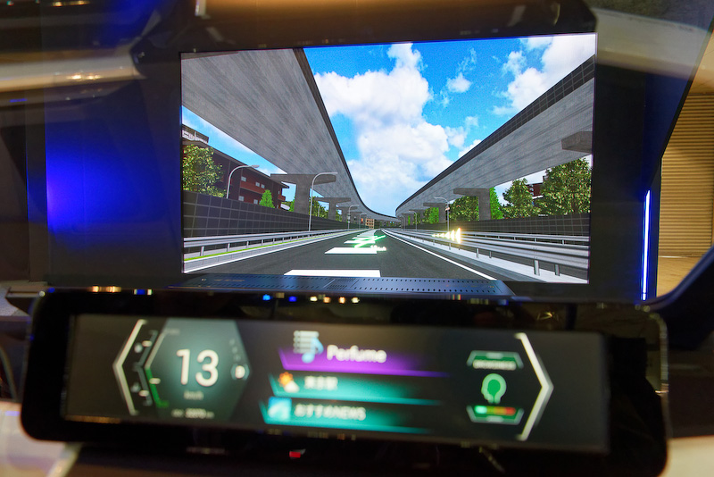 フロントガラス越しにAR的に表示するヘッドアップディスプレイで行き先が指示される