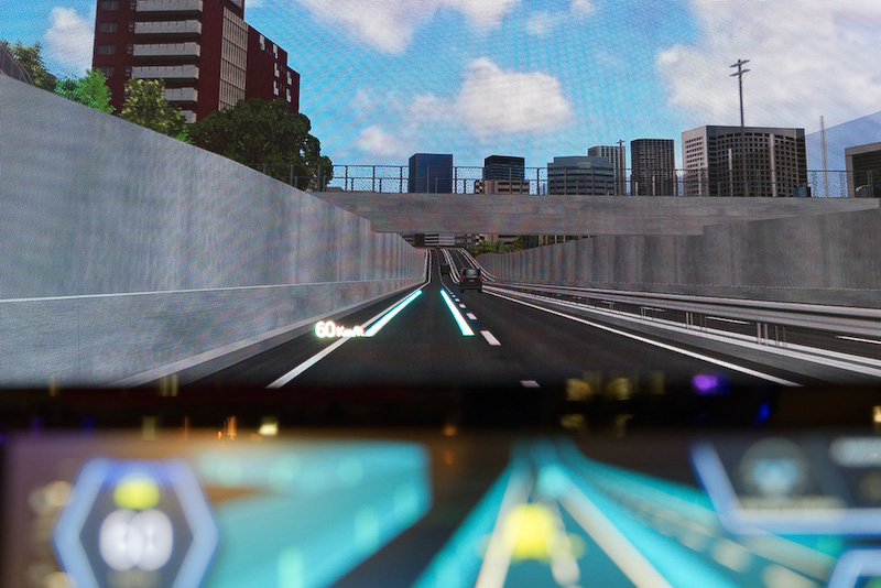 フロントガラス越しにAR的に表示するヘッドアップディスプレイで行き先が指示される