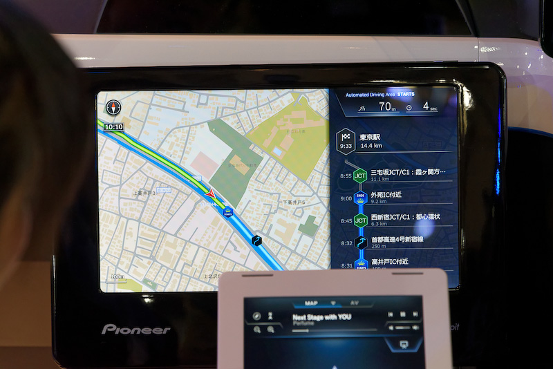 メインディスプレイには通常のカーナビ風の地図