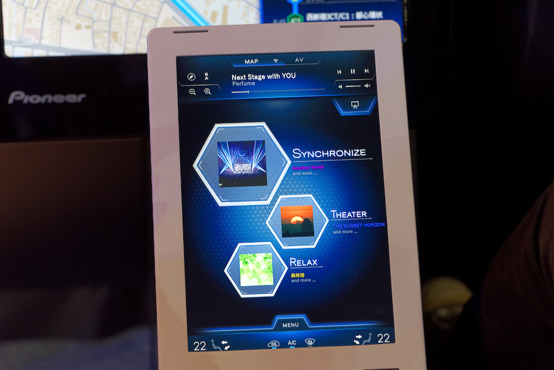 各種機能の操作は左手側にあるディスプレイで行なう