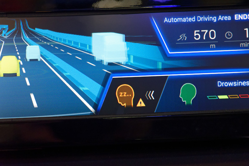 眠気を検出（したと想定）。3つの画面それぞれに警告が表示される