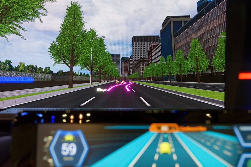 前方の障害物を検知して回避。なお、ウィンカーの音はステレオで聞こえるようになっており、自動運転中でもどちらに方向転換するのかが分かりやすいようになっている