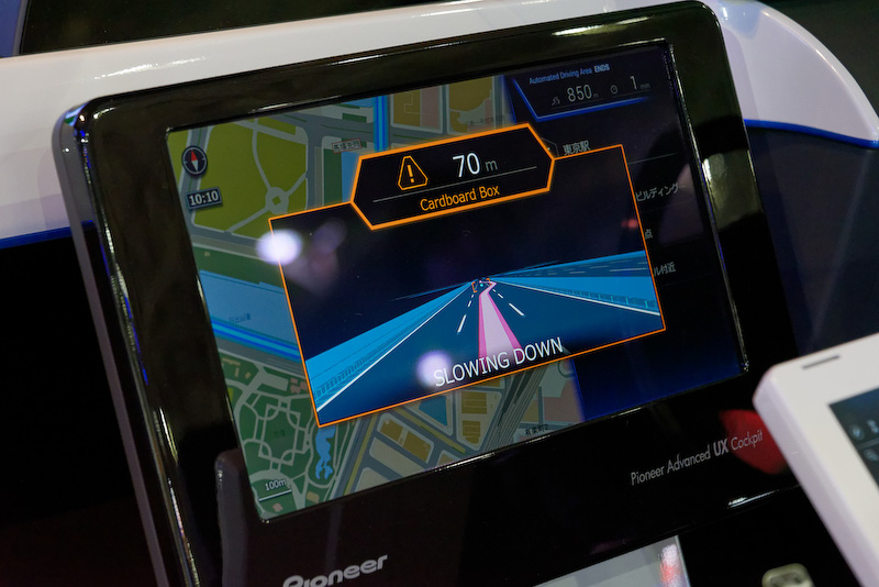 前方の障害物を検知して回避。なお、ウィンカーの音はステレオで聞こえるようになっており、自動運転中でもどちらに方向転換するのかが分かりやすいようになっている