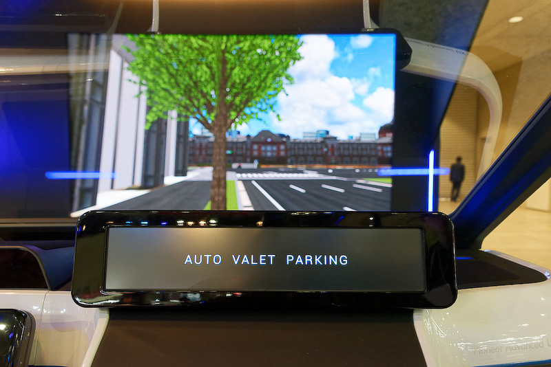 目的地に到着後、降車。クルマは自動運転で駐車場へと入っていく