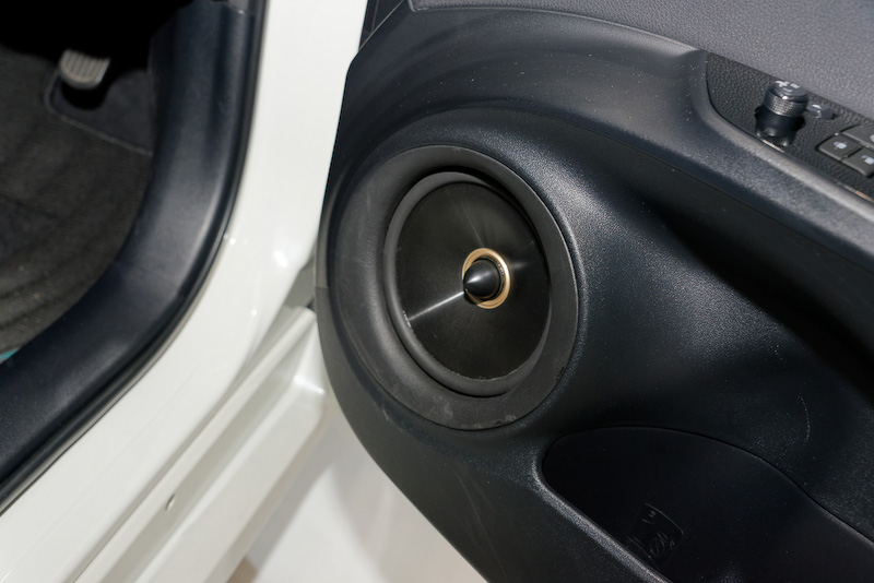 ドアに埋め込まれたウーファー