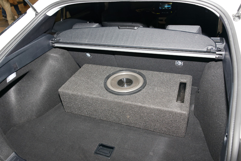 リアトランクに設置されたサブウーファー。このキャビネットサイズやスピーカーの設置位置などは、カスタムを担当する販売店の腕の見せ所となるだろう