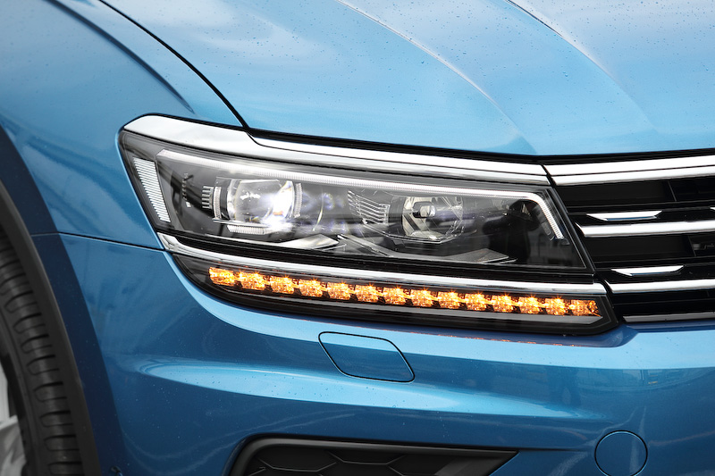 フロントまわりは、ラジエターグリルとヘッドライトを水平にレイアウトし、幅広さを強調したデザインに変更。LEDヘッドライトは「TSi Highline」に標準装備、フォグランプは全車標準装備