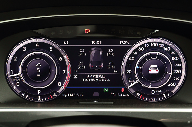 12.3インチの大型ディスプレイを用いてフルデジタル化されたアクティブインフォディスプレイを採用。画面中央にマップを表示させることもできる