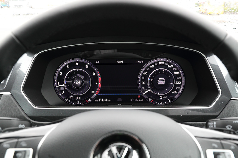 12.3インチの大型ディスプレイを用いてフルデジタル化されたアクティブインフォディスプレイを採用。画面中央にマップを表示させることもできる