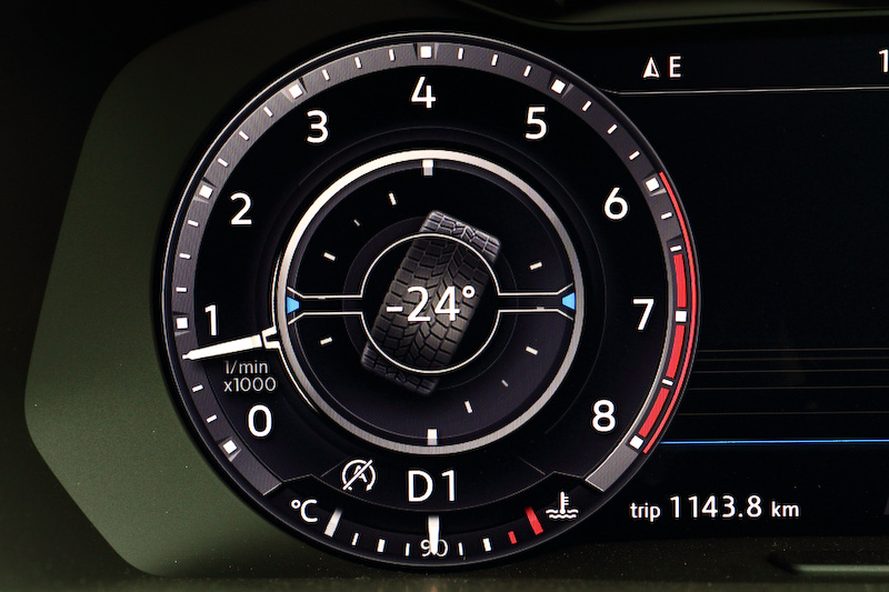 SUVらしくコンパス機能やタイヤ角の表示も可能