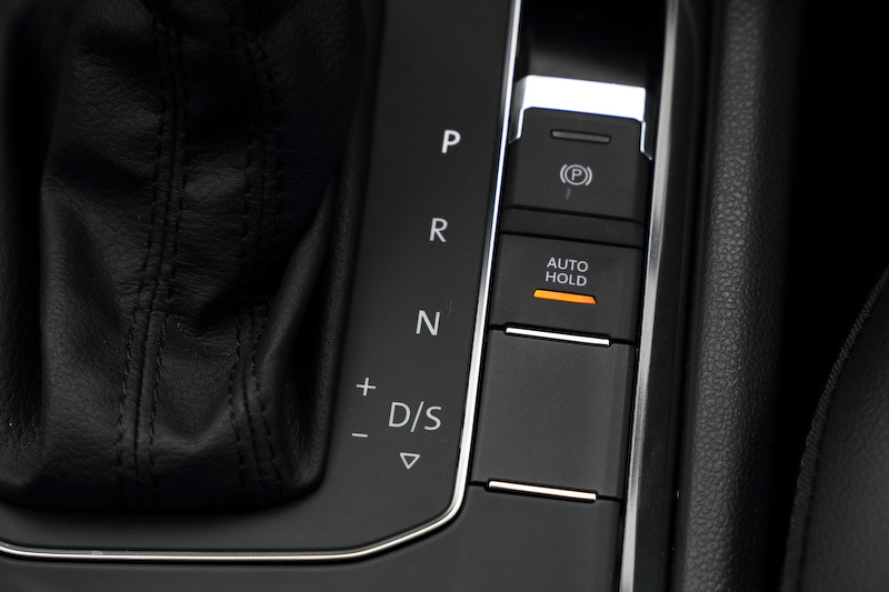 シフトまわりのスイッチで走行モードを変更したり、アイドリングストップ機能のON/OFFが可能。新型ティグアンでは電動パーキングブレーキを採用する