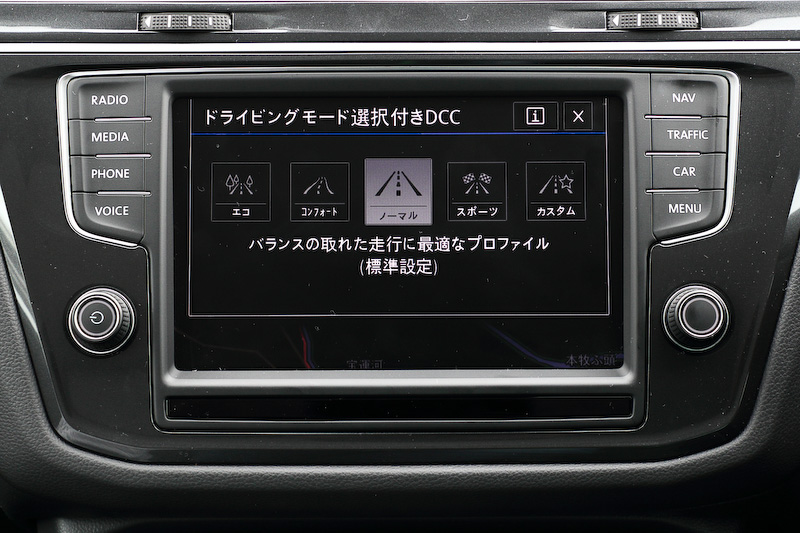 8インチの大型フルカラータッチスクリーンにSSD（64GB）を搭載する純正インフォテイメントシステム「Discover Pro」はティグアン初採用。2016年から製品展開しているモバイルオンラインサービスの「Volkswagen Car-net」にも対応