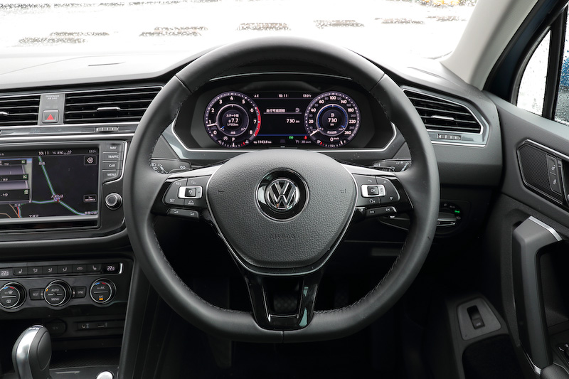 パドルシフト付きのレザーマルチファンクションステアリングホイール