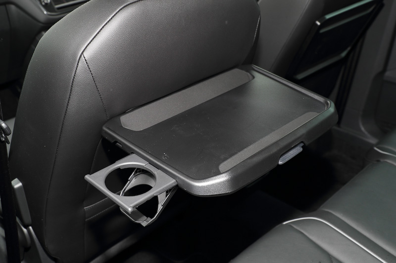 全車標準装備となるシートバックテーブルはカップホルダー付き。角度を調整してタブレットやスマートフォンで動画を視聴、なんてことも可能